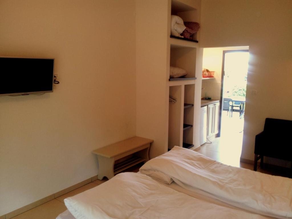 Двухместный (Двухместный номер с 1 кроватью или 2 отдельными кроватями – первый этаж) отеля Degania Bet Kibbutz Country Lodging, Тверия