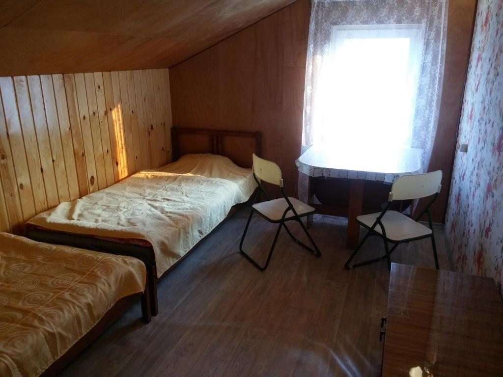 Трехместный (Трехместный номер с видом на озеро) гостевого дома Берег Байкала, Листвянка