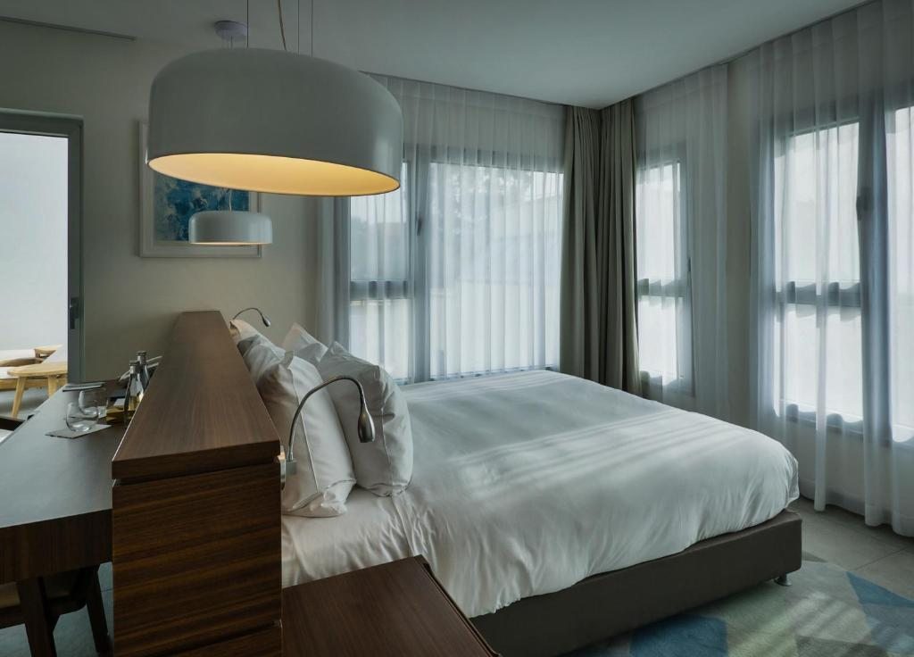 Двухместный (Улучшенный двухместный номер с 1 кроватью или 2 отдельными кроватями и террасой) отеля Elma Arts Complex Luxury Hotel, Зихрон-Яаков