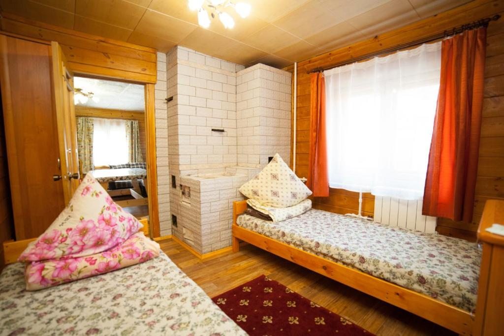 Двухместный (Стандартный двухместный номер с 2 отдельными кроватями) гостевого дома Русский Дом, Листвянка
