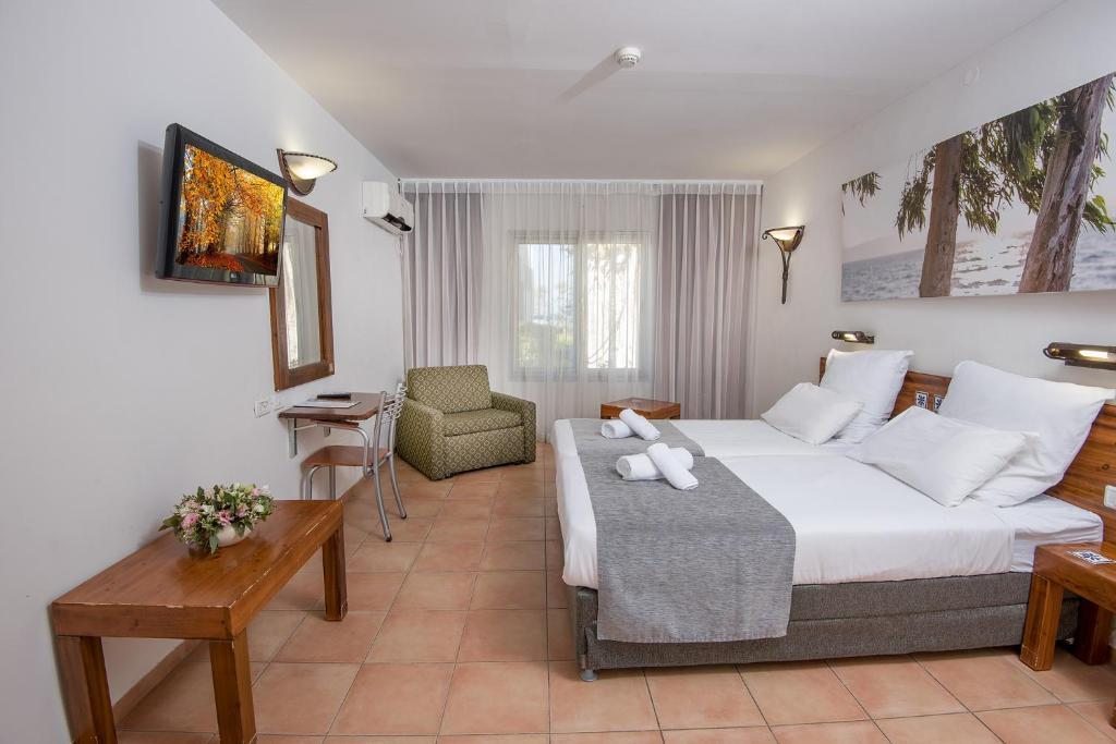 Двухместный (Улучшенный номер с видом на сад (для 3 взрослых)) отеля Ohalo Manor Hotel, Тверия
