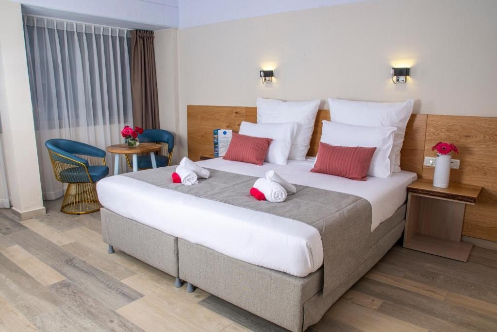 Двухместный (Двухместный номер Делюкс с 1 кроватью или 2 отдельными кроватями (для 2 взрослых и 1 ребенка)) отеля Ohalo Manor Hotel, Тверия
