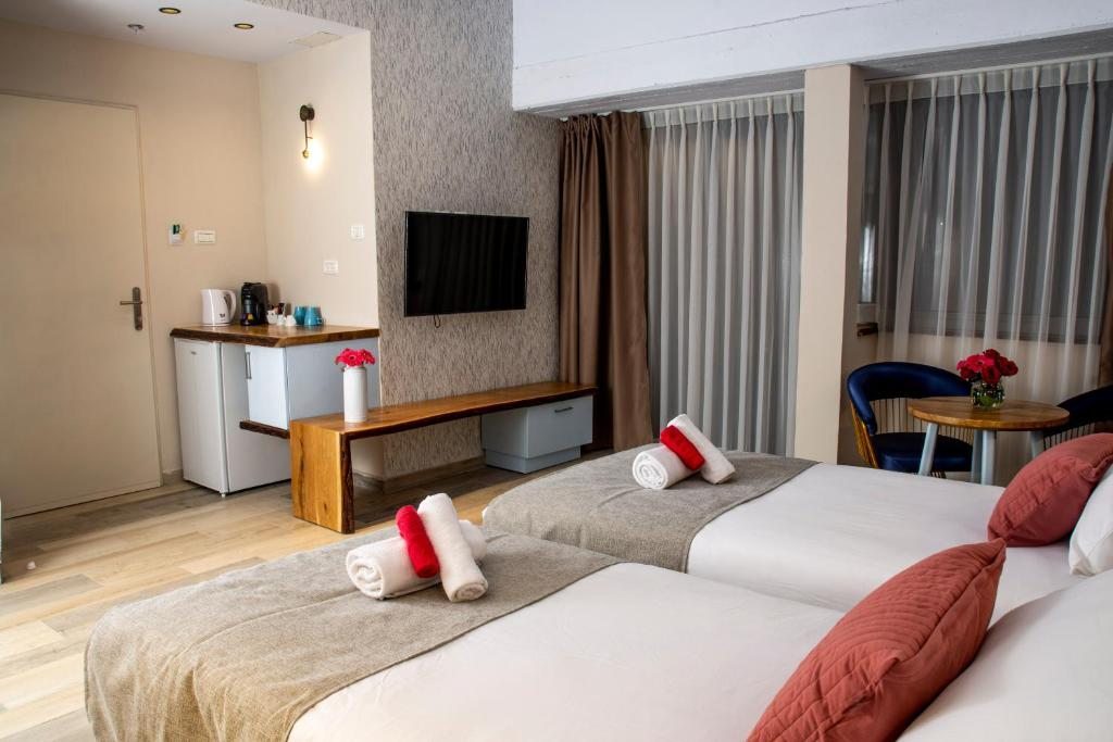 Двухместный (Двухместный номер Делюкс с 1 кроватью или 2 отдельными кроватями (для 3 взрослых)) отеля Ohalo Manor Hotel, Тверия