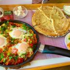 глазунья с овощами и блинчики