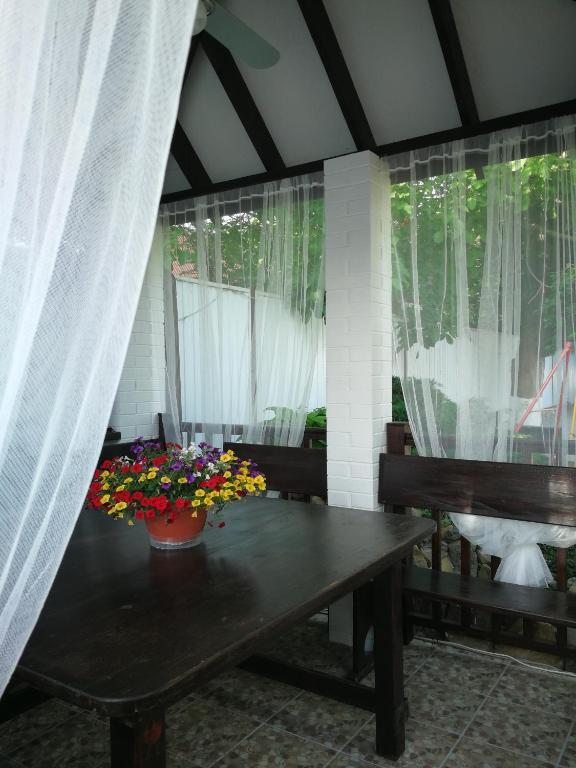 Двухместный (Двухместный номер с 2 отдельными кроватями и балконом) гостевого дома Кипарис, Бетта, Краснодарский край