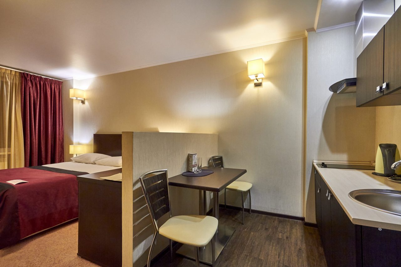 Однокомнатный номер с небольшой кухней.