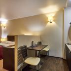 Однокомнатный номер с небольшой кухней.