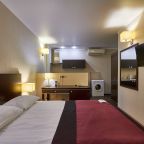 Однокомнатный номер с небольшой кухней.