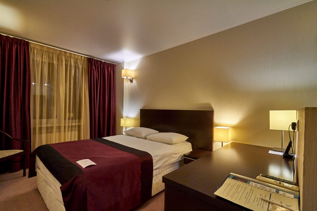 Уютный однокомнатный номер с небольшой кухней.