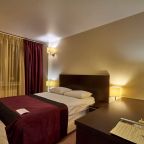 Уютный однокомнатный номер с небольшой кухней.