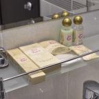 Принадлежности для душа.