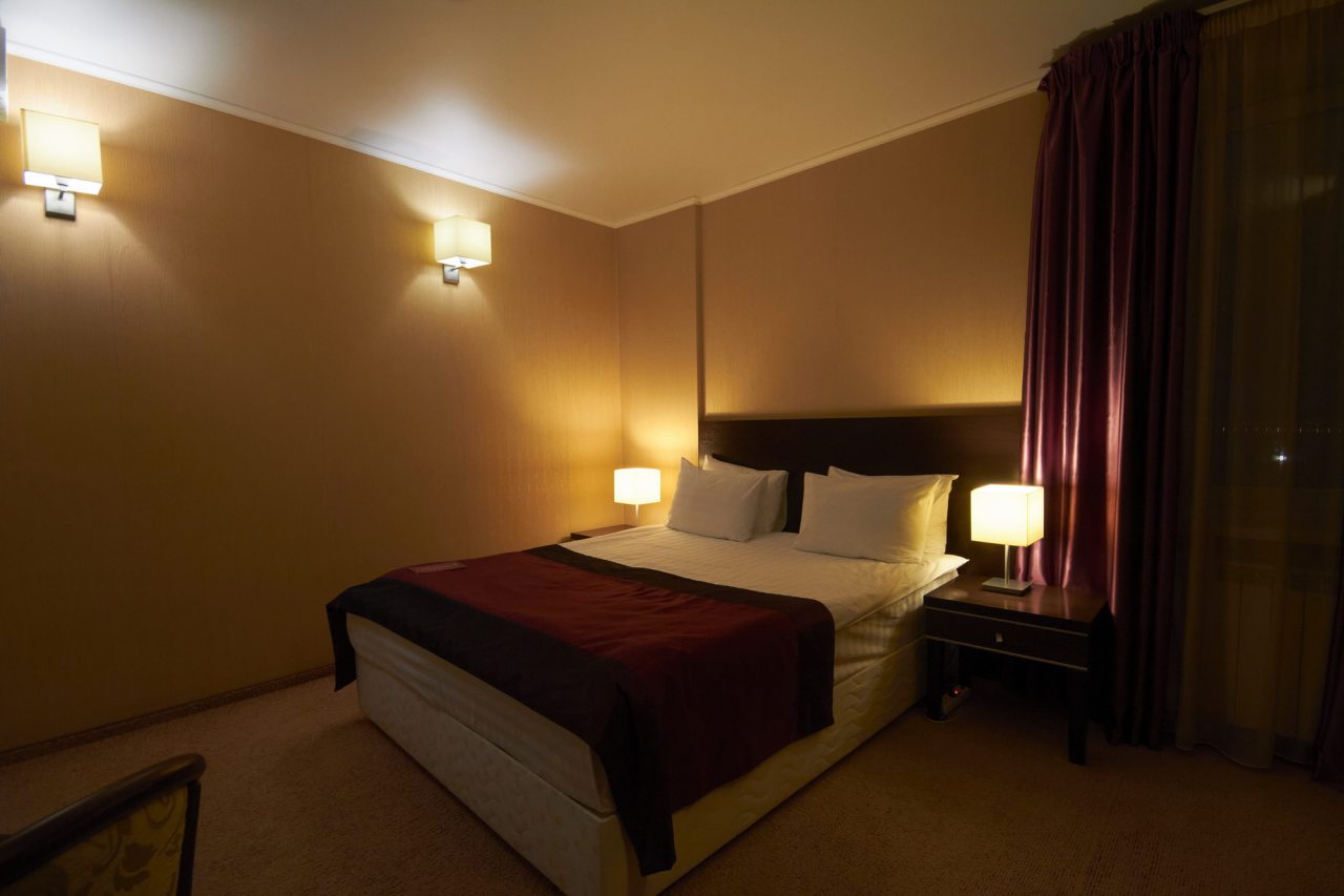 Двухкомнатный номер с балконом, кухней и кроватью.