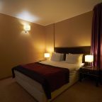 Двухкомнатный номер с балконом, кухней и кроватью.