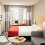 Номер (Улучшенный с двуспальной кроватью и диваном), Отель Рэдди