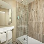 Номер (Улучшенный с двуспальной кроватью и диваном), Отель Рэдди