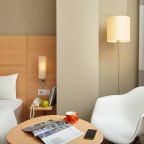 Номер (Улучшенный с двуспальной кроватью и диваном), Отель Рэдди