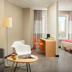 Номер (Семейный с двуспальной кроватью и диваном), Отель Рэдди