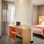 Номер (Семейный с двуспальной кроватью и диваном), Отель Рэдди