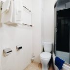 Душевая комната с душевой кабиной