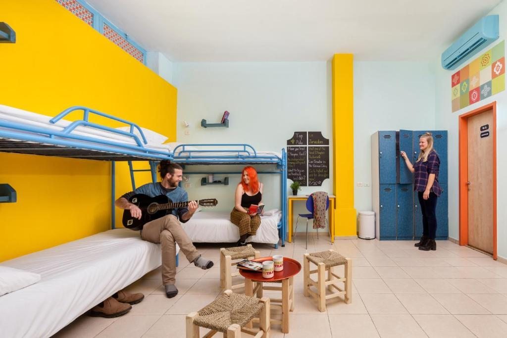 Номер (Односпальная кровать в 8-местном общем номере для гостей обоего пола) хостела Abraham Hostel Jerusalem, Иерусалим