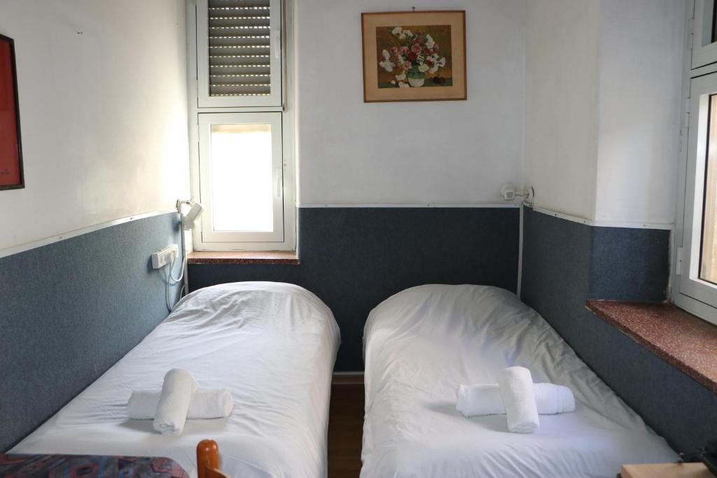 Двухместный (Двухместный номер с 1 кроватью или 2 отдельными кроватями и общей ванной комнатой - Allenby, 2) отеля Allenby2 B&B, Иерусалим