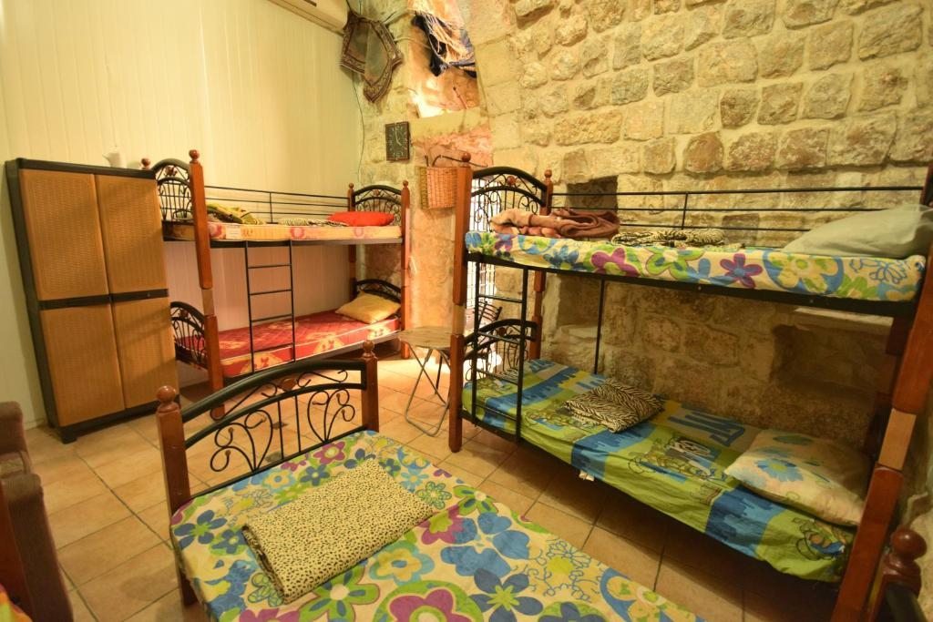Номер (Спальное место на двухъярусной кровати в 10-местном общем номере для мужчин и женщин) хостела Chain Gate Hostel, Иерусалим
