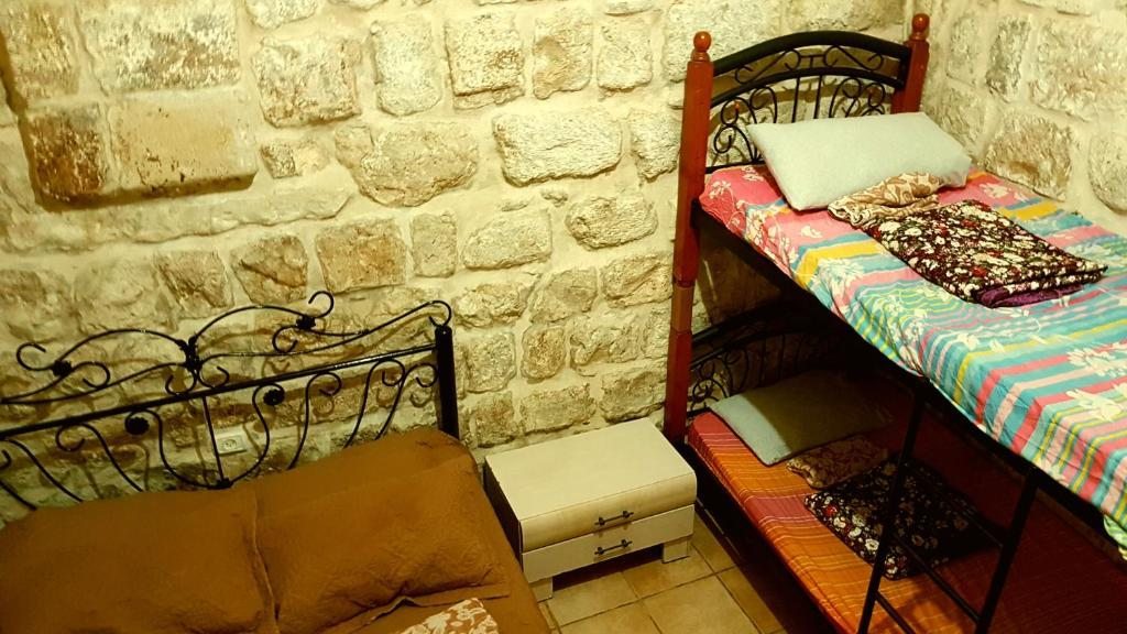 Трехместный (Трехместный номер с собственной ванной комнатой) хостела Chain Gate Hostel, Иерусалим