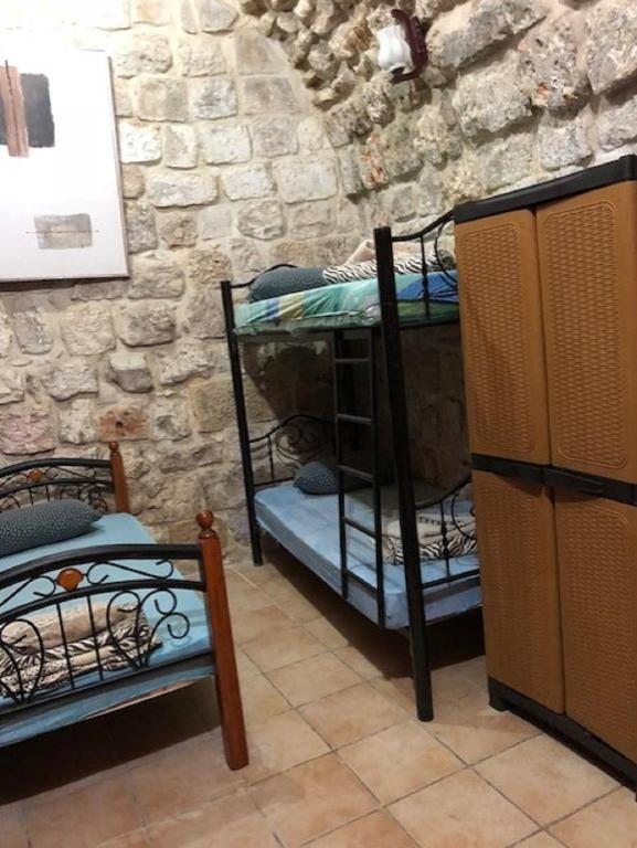 Четырехместный (Четырехместный номер с собственной ванной комнатой) хостела Chain Gate Hostel, Иерусалим