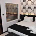 Сьюит (Club Suite (2 Adults + 1 Child)), Crowne Plaza Jerusalem