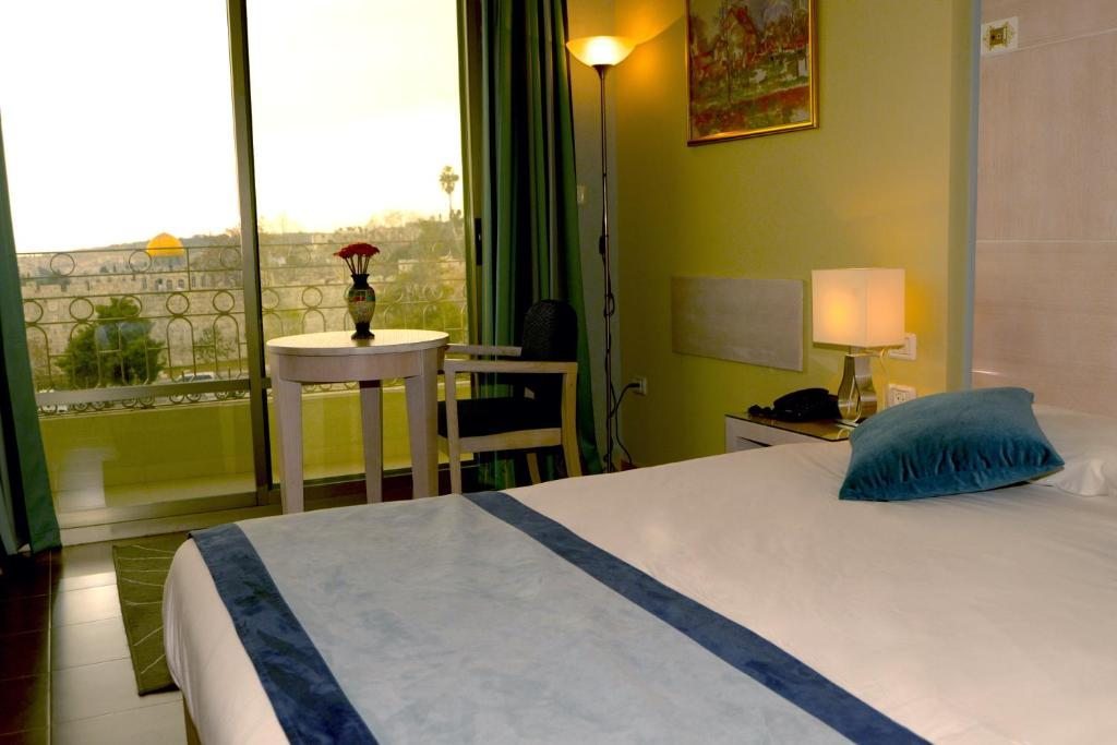 Двухместный (Двухместный номер с 1 кроватью или 2 отдельными кроватями и хорошим видом) отеля Holy Land Hotel, Иерусалим