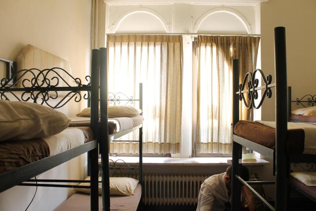 Номер (Односпальная кровать в 6-местном общем номере для мужчин и женщин) хостела Jerusalem Hostel, Иерусалим