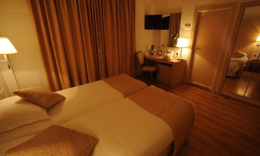 Двухместный (Улучшенный двухместный номер с 1 кроватью (для 2 взрослых и 1 ребенка)) отеля Legacy Hotel, Иерусалим
