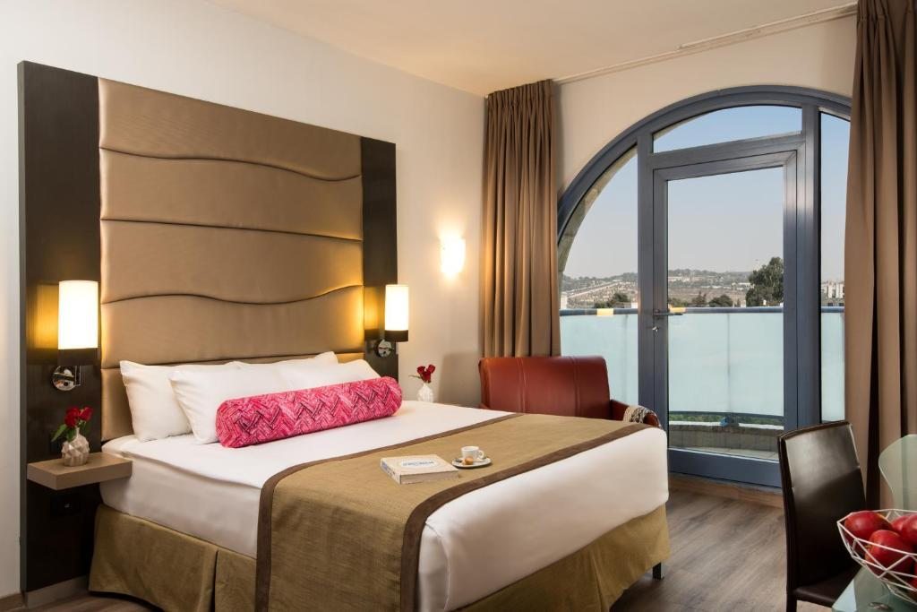 Двухместный (Улучшенный двухместный номер с 1 кроватью или 2 отдельными кроватями и балконом) отеля Leonardo Hotel Jerusalem, Иерусалим