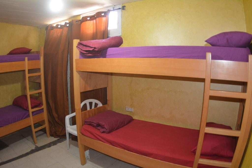 Номер (Кровать в общем номере для мужчин и женщин с 8 кроватями) хостела Palm Hostel, Иерусалим