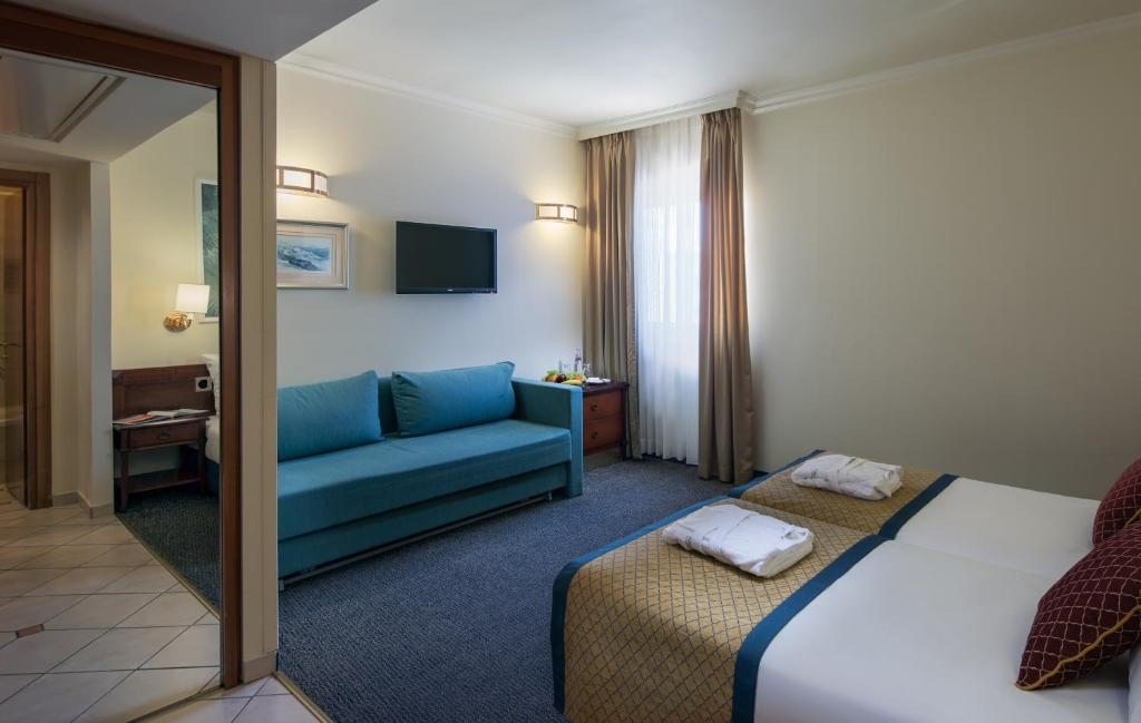 Двухместный (Двухместный номер Делюкс с 1 кроватью или 2 отдельными кроватями (для 2 взрослых и 1 ребенка)) отеля Prima Palace Hotel, Иерусалим