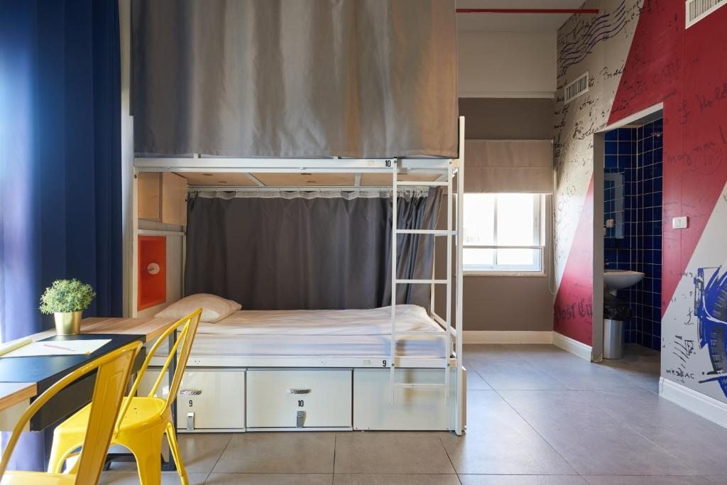 Номер (Спальное место в общем номере для мужчин и женщин с 12 кроватями) хостела The Post Hostel Jerusalem, Иерусалим