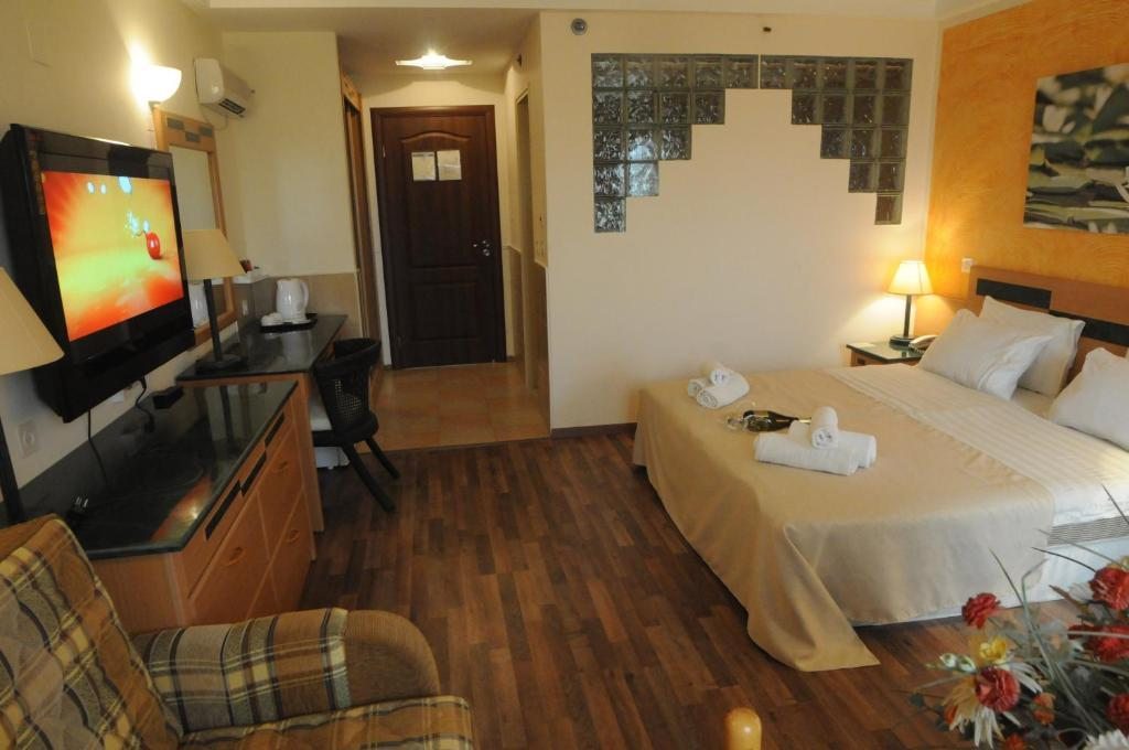 Двухместный (Двухместный номер Делюкс с 1 кроватью, гидромассажной ванной и балконом) отеля Alaska Inn Hotel, Метула