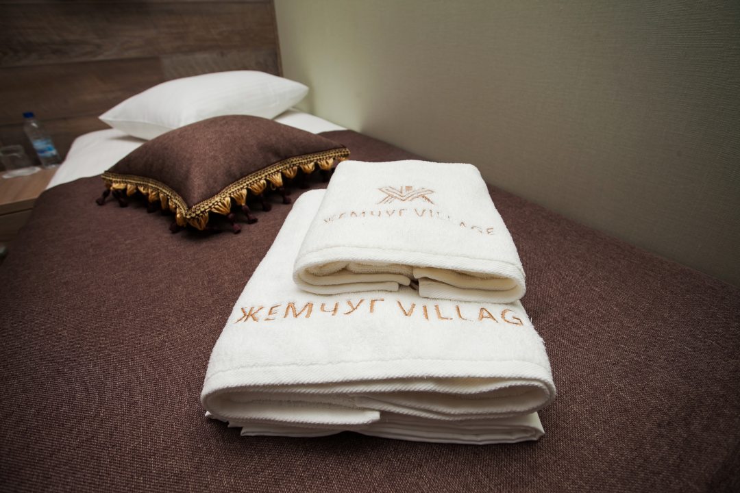 Стирка постельного белья, полотенец и вещей гостей выполняется в соответствии с местными нормативными требованиями, Отель Жемчуг Village