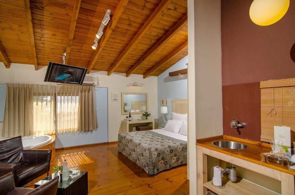 Трехместный (Деревянный коттедж (для 3 взрослых)) курортного отеля Ramot Resort Hotel, Мошав-Рамот