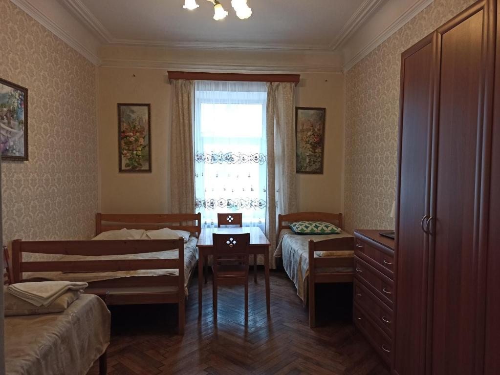Семейный (Семейный номер с общей ванной комнатой) отеля Страна Чудес на Невском-Ретро, Санкт-Петербург