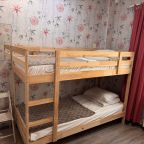 Четырехместный (Семейный, №1 . С двуспальной и двухъярусной кроватями.), Хостел Свои