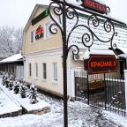 Автостоянка с 3 парковочными местами, Хостел Свои