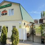 Автостоянка с 3 парковочными местами, Хостел Свои