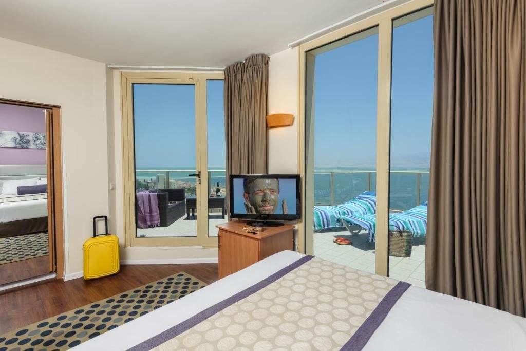 Сьюит (Суперлюкс (для 2 взрослых и 1 ребенка)) отеля Leonardo Plaza Hotel Dead Sea, Неве-Зоар