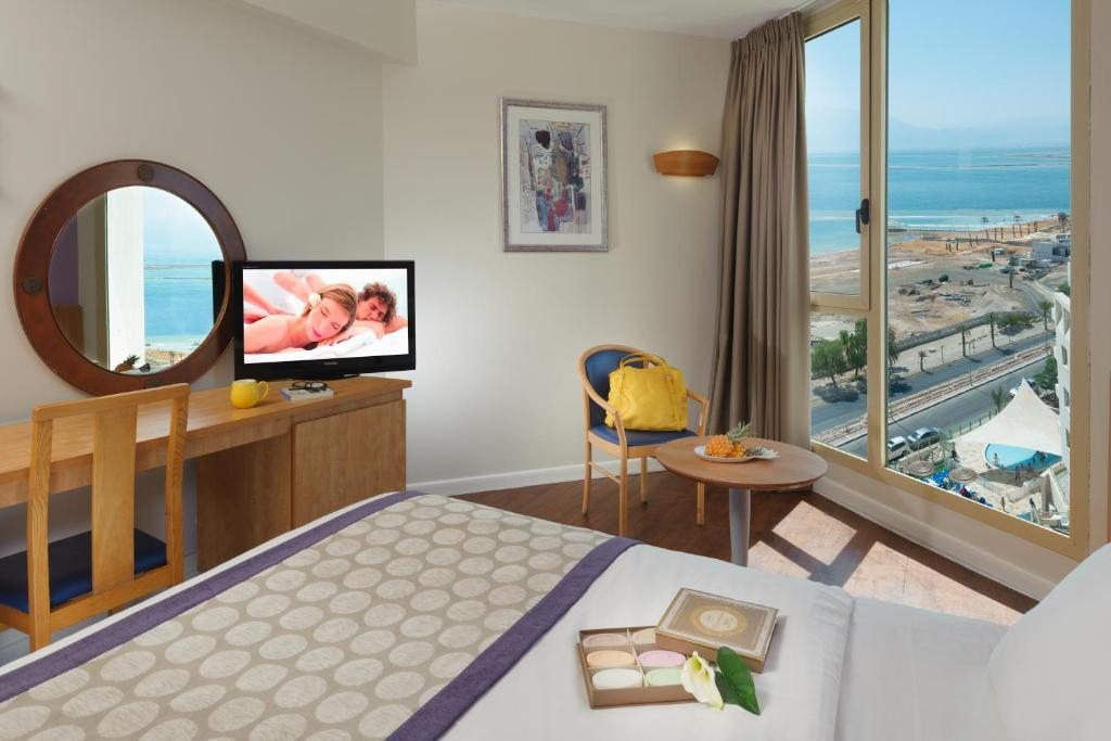 Двухместный (Улучшенный двухместный номер с 1 кроватью или 2 отдельными кроватями, вид на бассейн) отеля Leonardo Plaza Hotel Dead Sea, Неве-Зоар