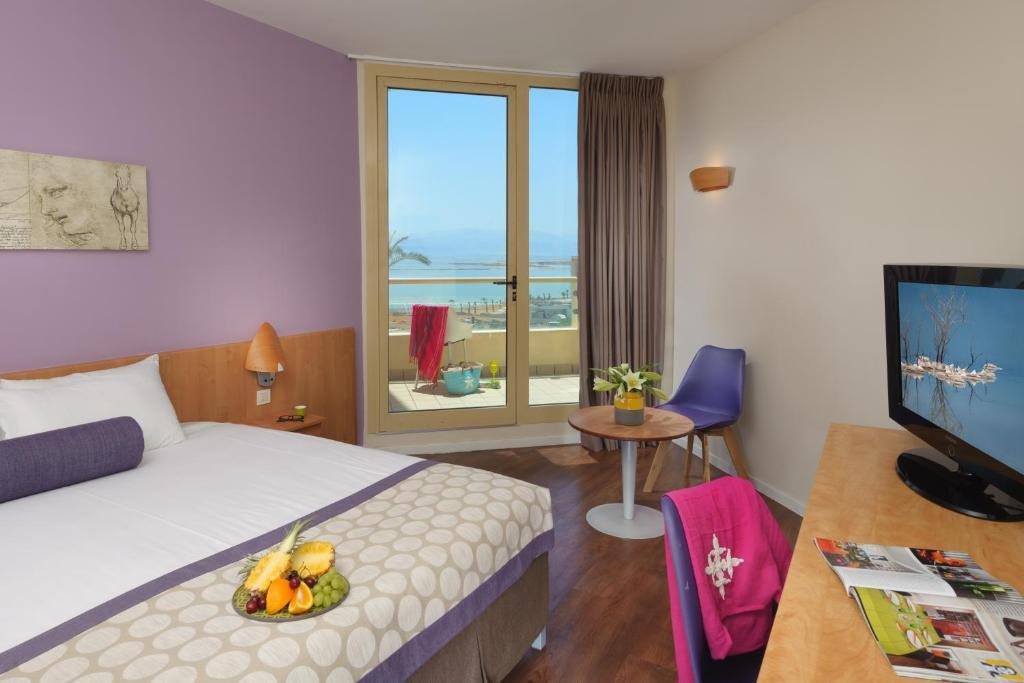 Двухместный (Улучшенный двухместный номер с 1 кроватью или 2 отдельными кроватями и балконом) отеля Leonardo Plaza Hotel Dead Sea, Неве-Зоар