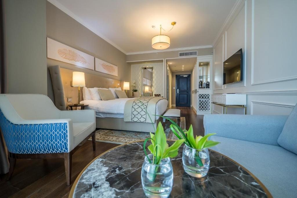 Трехместный (Представительский номер с кроватью размера «king-size» и видом на море) отеля David Tower Hotel Netanya - MGallery by Sofitel, Нетания