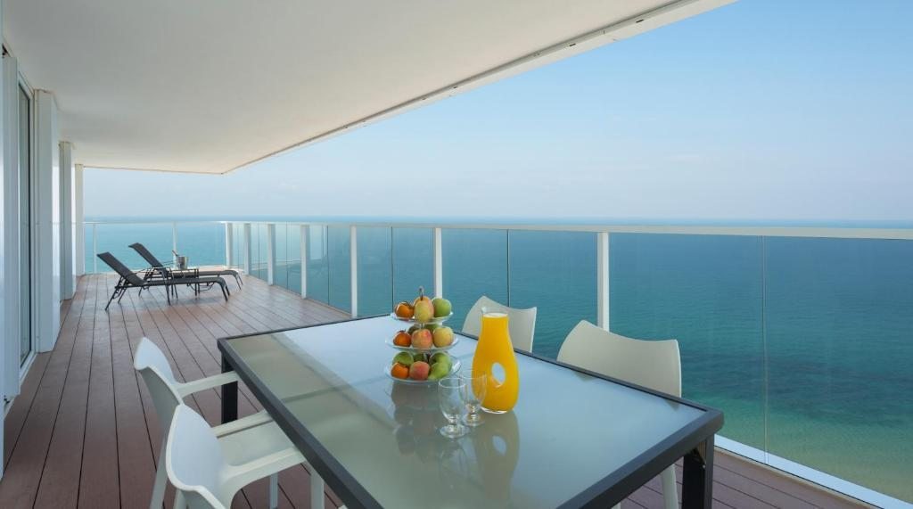 Сьюит (Двухуровневый суперлюкс с балконом, вид на море) отеля Island Suites, Нетания
