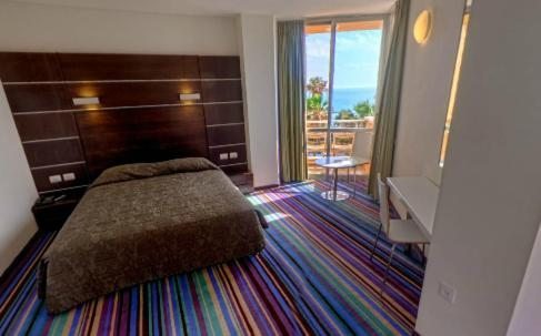 Двухместный (Улучшенный двухместный номер с 1 кроватью и видом на море) отеля King Solomon Hotel, Нетания