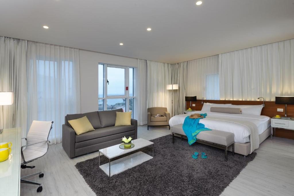 Семейный (Полулюкс с боковым видом на море (для 2 взрослых и 2 детей)) отеля Leonardo Plaza Netanya Hotel, Нетания